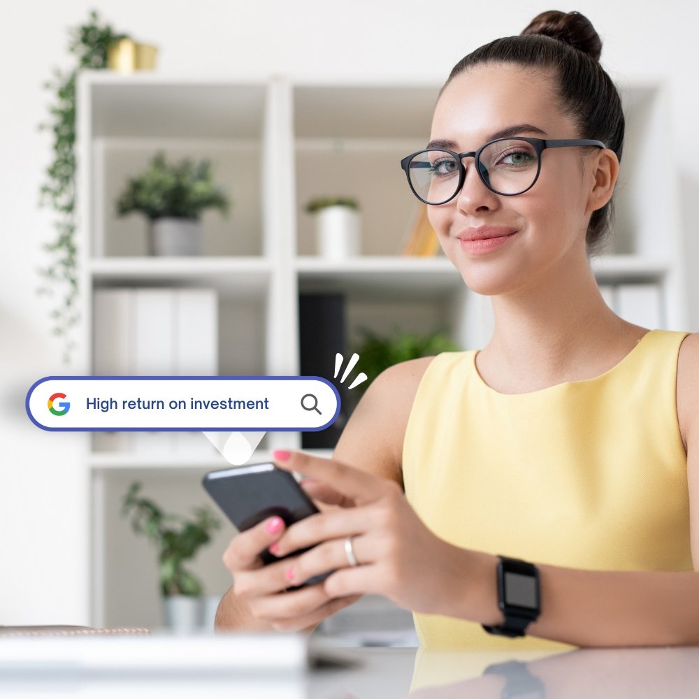 Kobieta z telefonem - zarządzanie kampaniami Google Ads dla biznesów w UK.